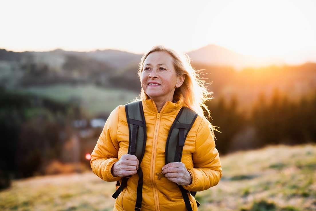 女人徒步旅行